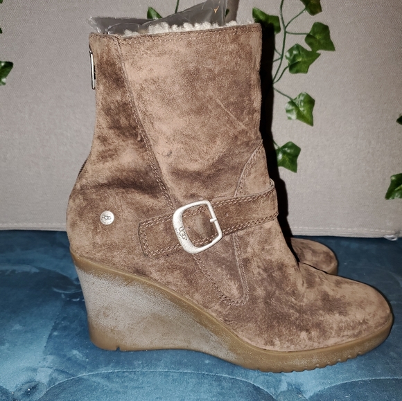 UGG Australia Gizzella Wedge Booties - Picture 6 of 16